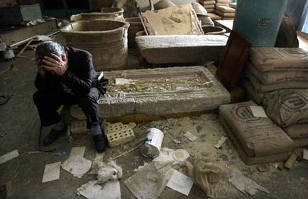 Le directeur adjoint du Musée national d'Irak, Mushin Hasan,après la destruction de plusieurs artefacts en avril 2003 / DR
