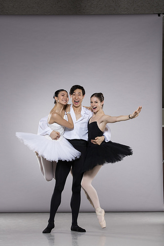 Photo Backes & Strauss dans les coulisses avec Shiori Kase, Jinhao Zhang et Laurretta Summerscales © Johan Persson